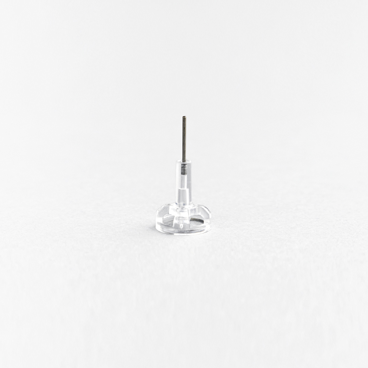 A single hypodermic needle with a clear plastic base on a white background.