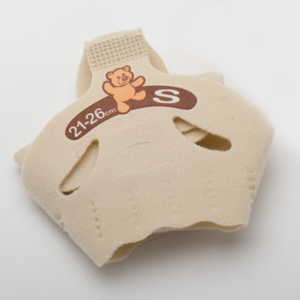 Beige soft orthopedic support with a teddy bear design, labeled "21-26 cm S", on a white background.