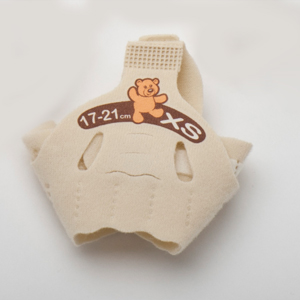 Beige children's medical wristband labeled "17-21 cm XS" with a bear illustration on it.